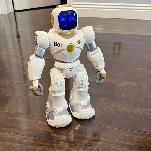 White Ruko Robot with Remote - Picture 10 of 13